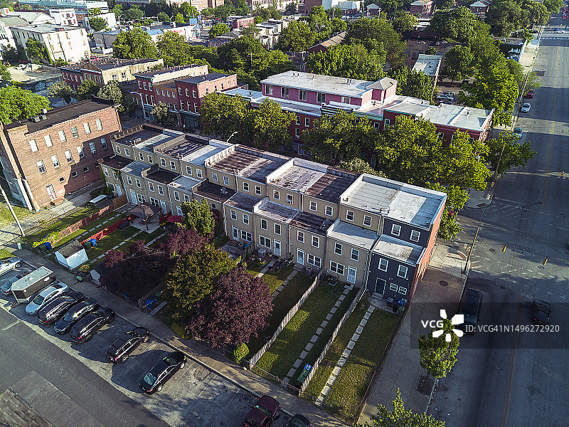 巴尔的摩华盛顿山街区的排屋和停车场航拍图片素材