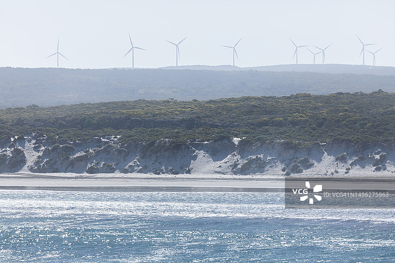 艾尔半岛的渔业海湾海滩与教堂岩风力发电场，南澳大利亚图片素材
