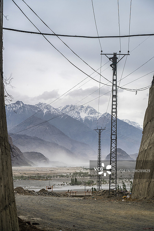 斯卡杜的日落景观航拍：沙丘、印度河与喀喇昆仑山脉图片素材