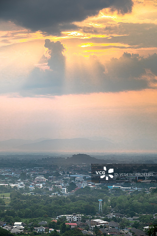 晨曦中的城市图片素材
