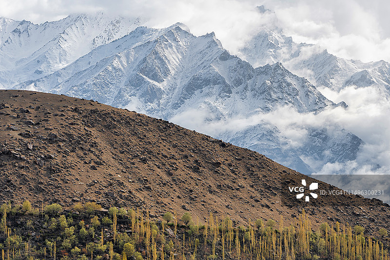 巴基斯坦斯卡杜Chunda山谷喀喇昆仑山脉雪山壮丽景色特写图片素材