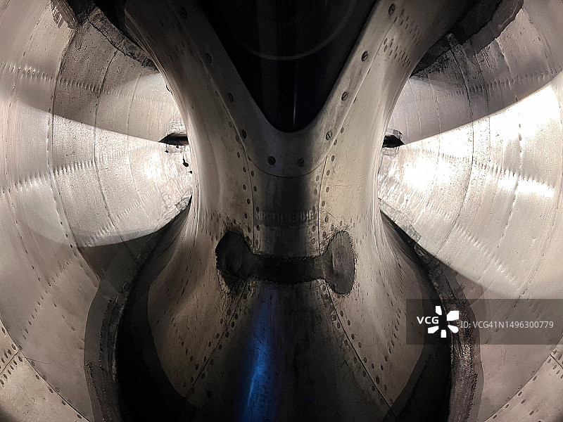 旧喷气式飞机发动机的内部视图图片素材