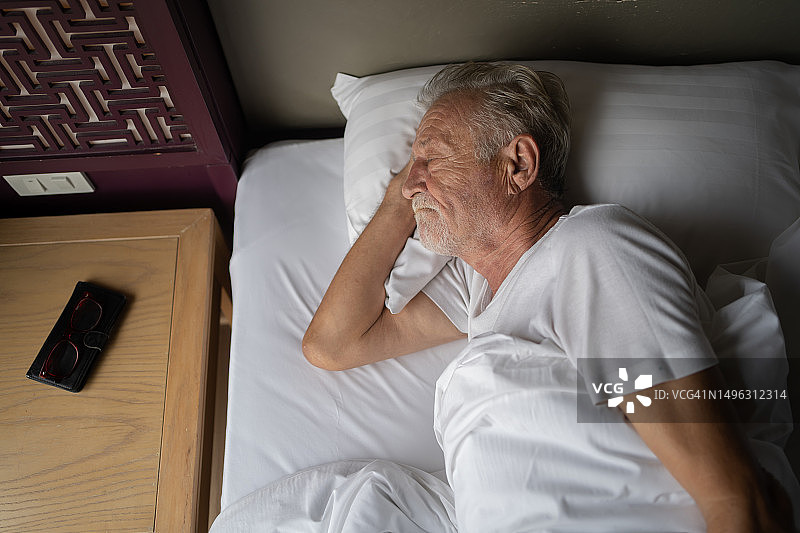 在卧室休息的年长男人图片素材