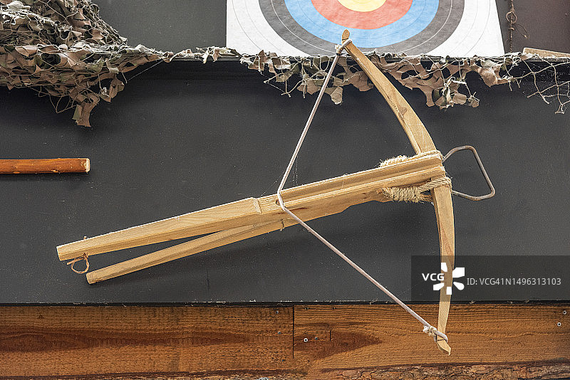 挂在木墙上的木制十字弓图片素材