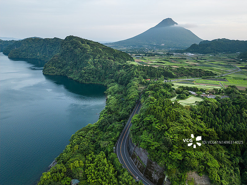 日本开闻岳火山和池田湖图片素材