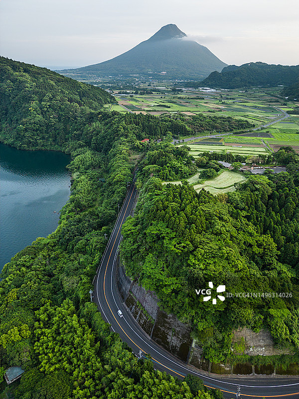日本开闻岳火山和池田湖图片素材