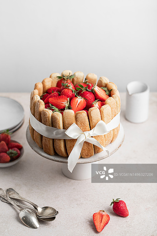 自制草莓夏洛特蛋糕配饼干、奶油和新鲜水果图片素材