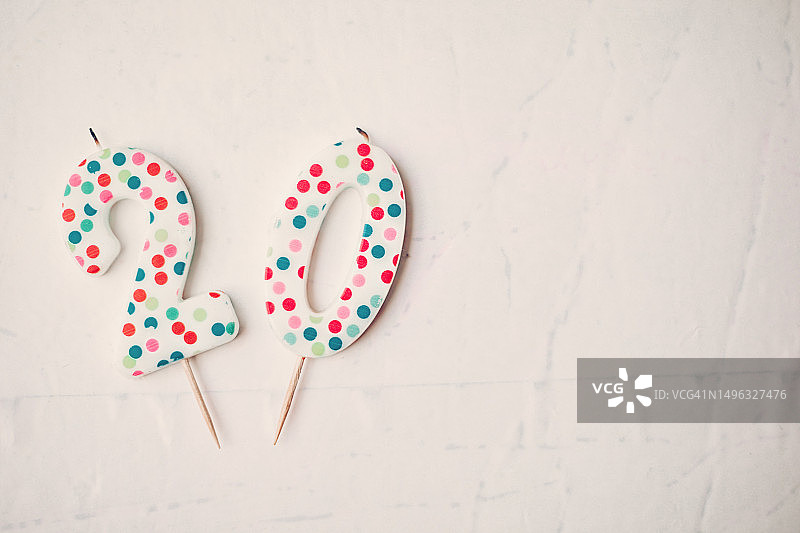 白色表面上带有120数字的蜡烛图片素材