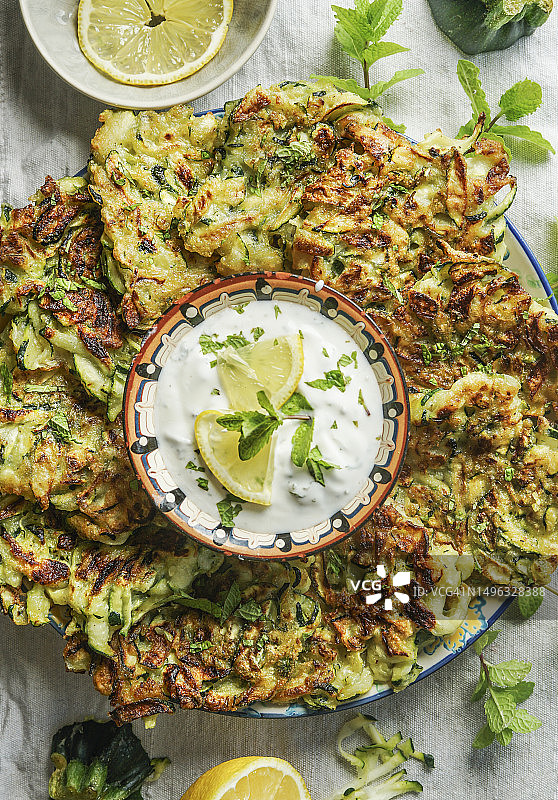 西葫芦油炸馅饼配酸奶薄荷酱，顶视图图片素材