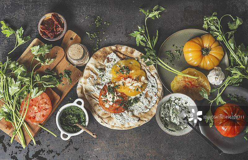 烤玉米饼三明治：奶油奶酪、番茄和香蒜酱图片素材