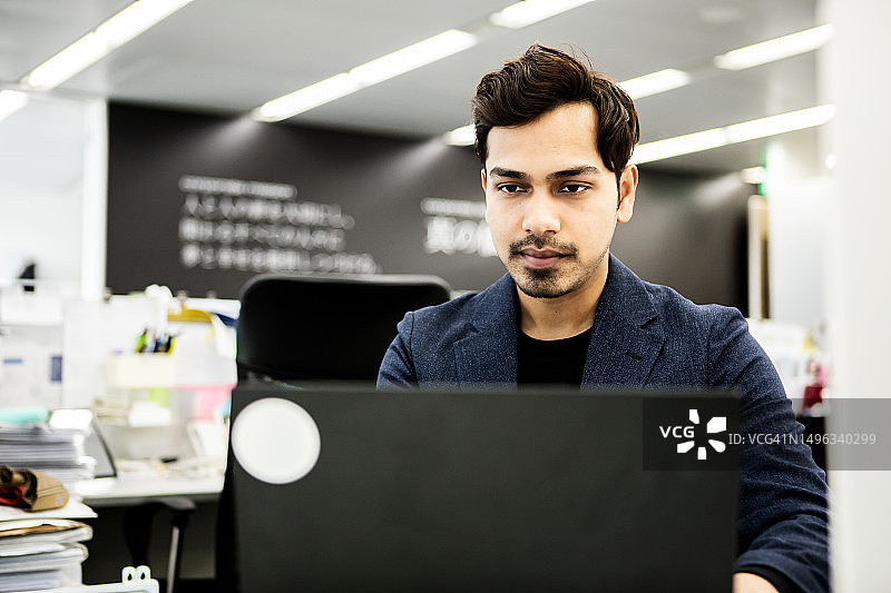 男子在办公室检查文件图片素材