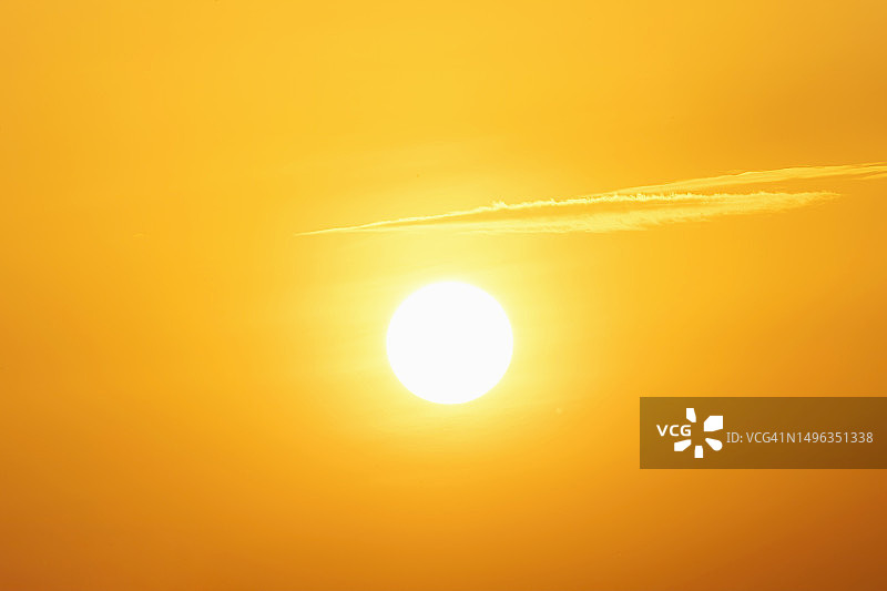 气候危机和灾难性热浪导致的全球变暖，太阳和燃烧图片素材