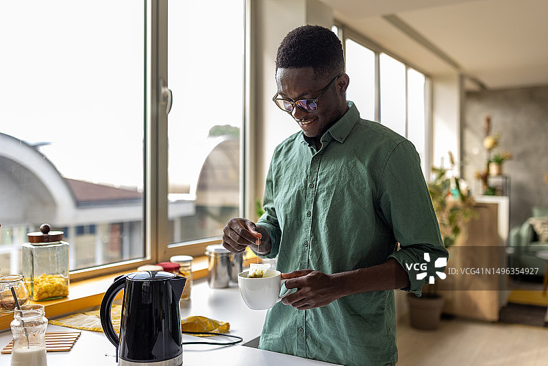 年轻男人在家泡茶图片素材
