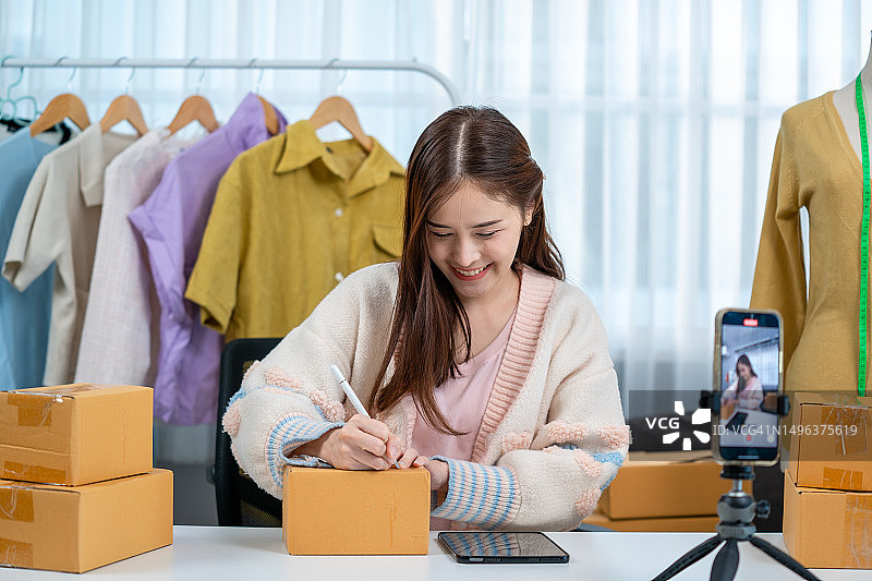 中小企业在线卖家亚洲女性接受客户的新订单图片素材