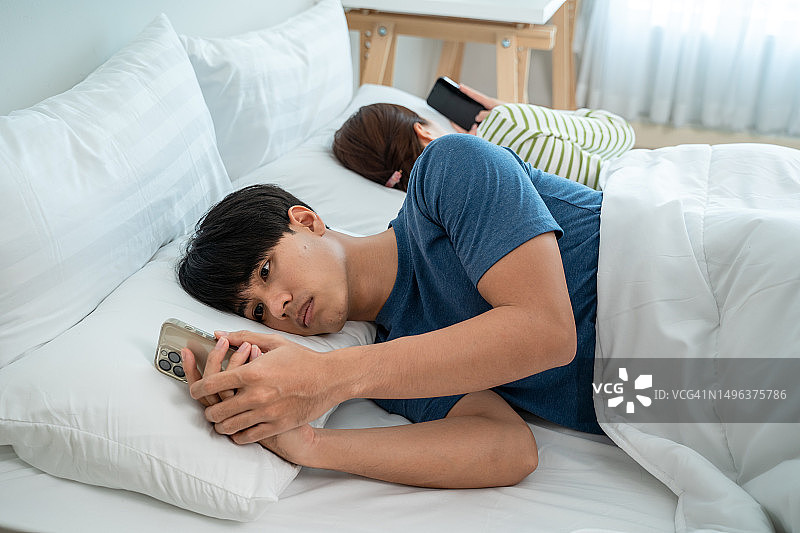 争吵中的情侣，关系不和图片素材