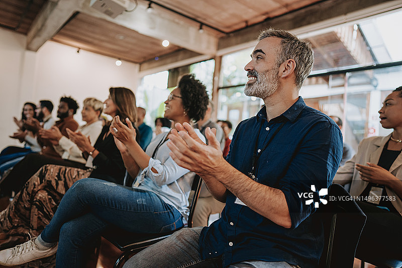 鼓掌的人群图片素材