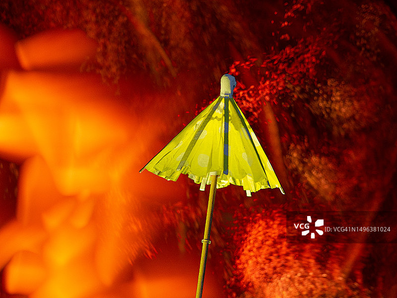 非常炎热的一天里的伞，海滩假日概念图片素材