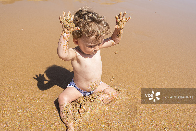 在海滩上玩耍的婴儿，葡萄牙阿尔加维图片素材