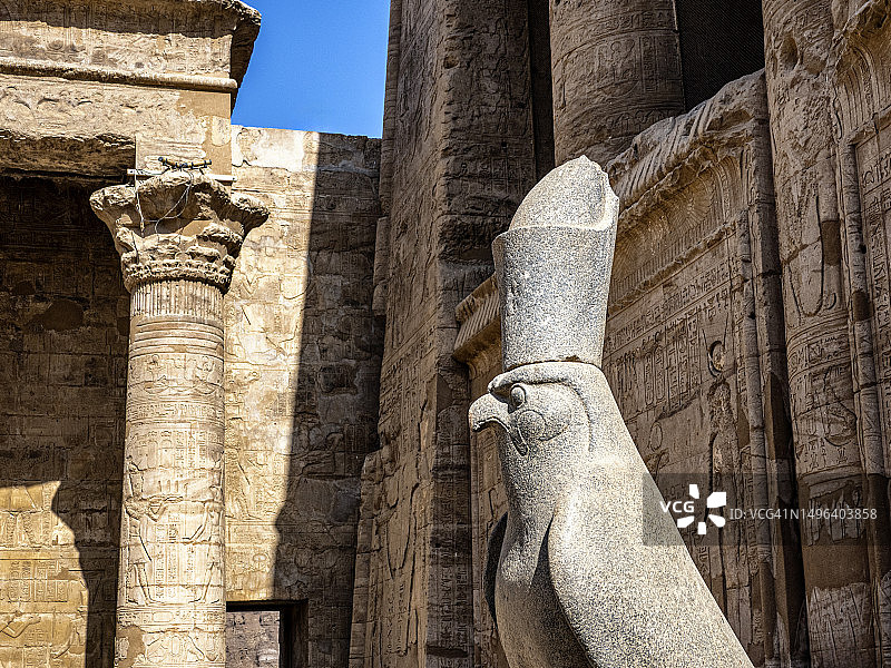 埃及埃德夫神庙入口处的猎鹰雕像图片素材