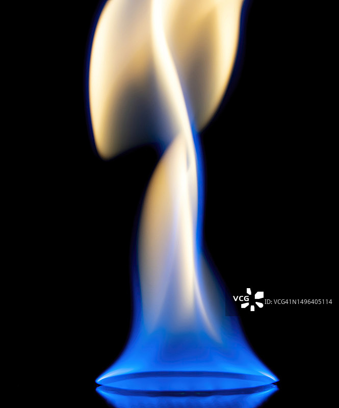 黑色背景上的火焰特写图片素材