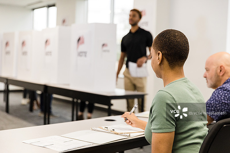 志愿者耐心等待人们完成投票图片素材