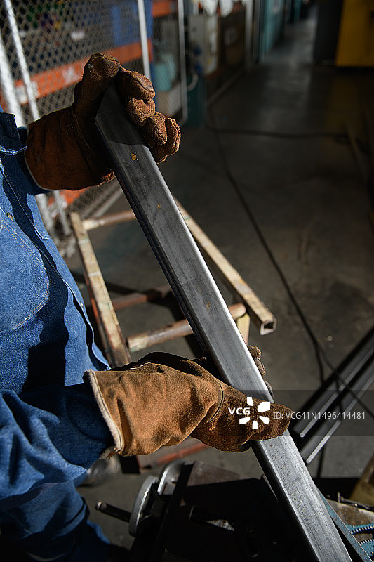 在仓库中检查钢铁设备的男性检查员图片素材