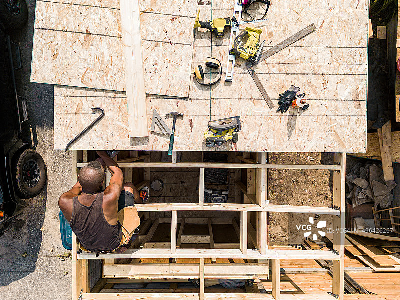 男木匠在后院建造棚屋图片素材