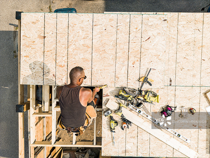 男木匠在后院建造棚屋图片素材