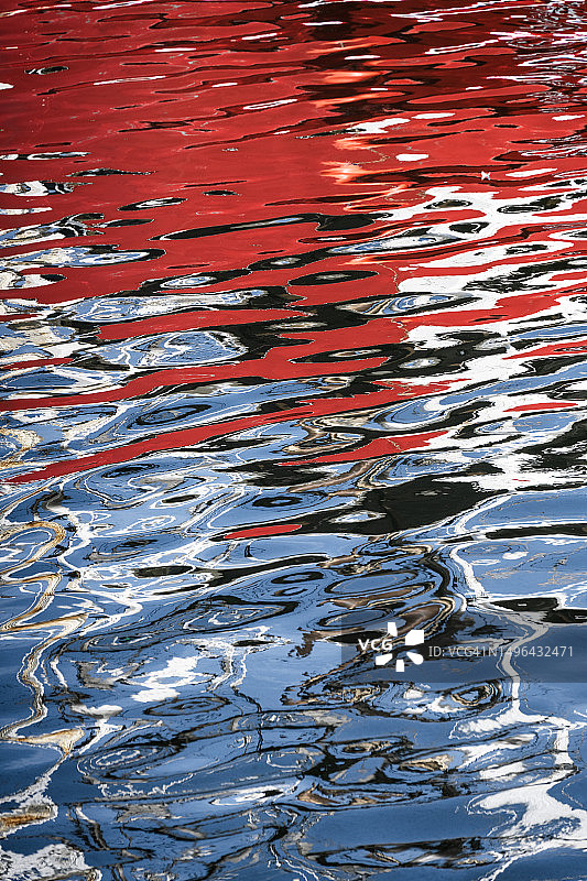 水中红色和蓝色倒影抽象图案图片素材