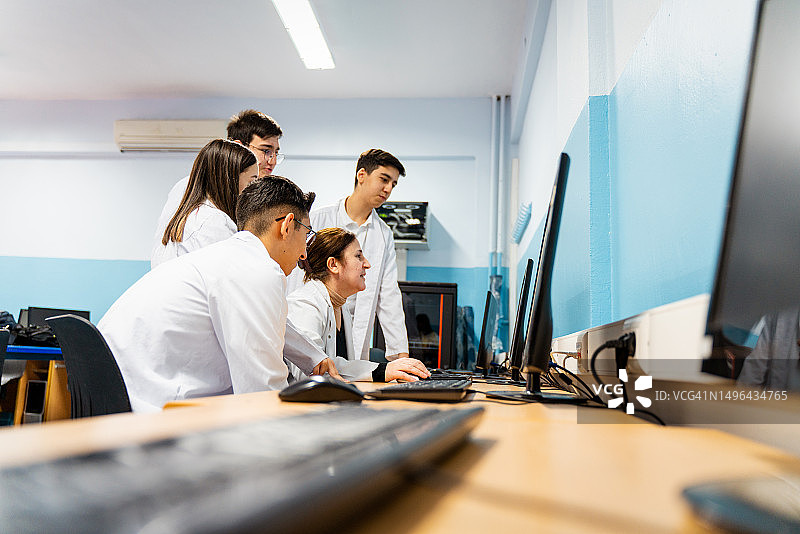 学习计算机编程的职业教育学生图片素材