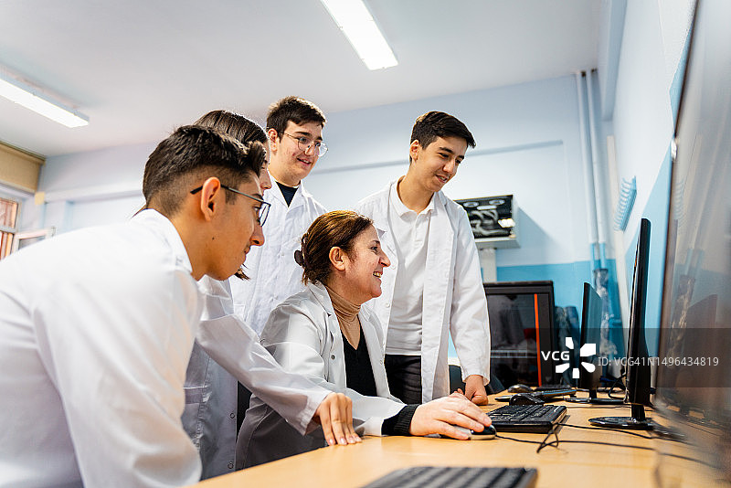 学习计算机编程的职业教育学生图片素材