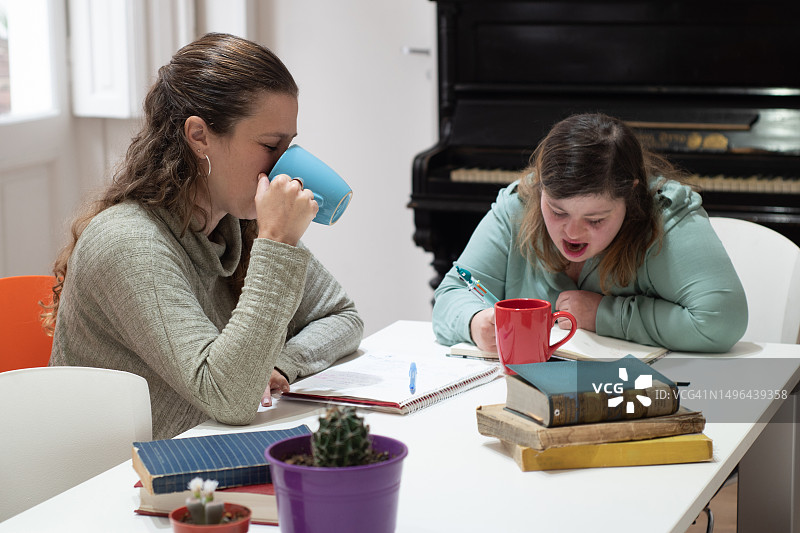 在私人教室里与老师一起学习的有特殊需求的中年妇女图片素材