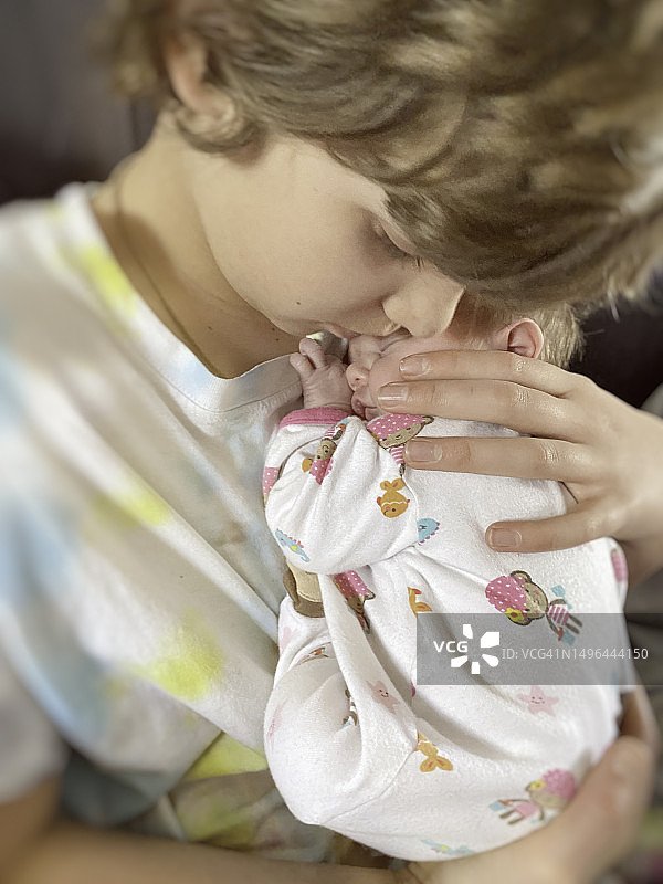 哥哥第一次抱住小妹妹图片素材