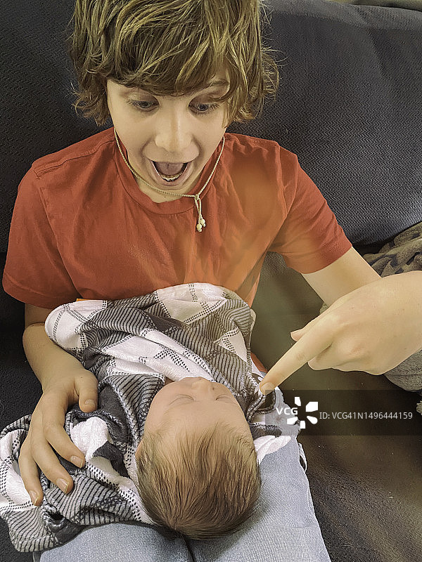 哥哥第一次抱住小妹妹图片素材