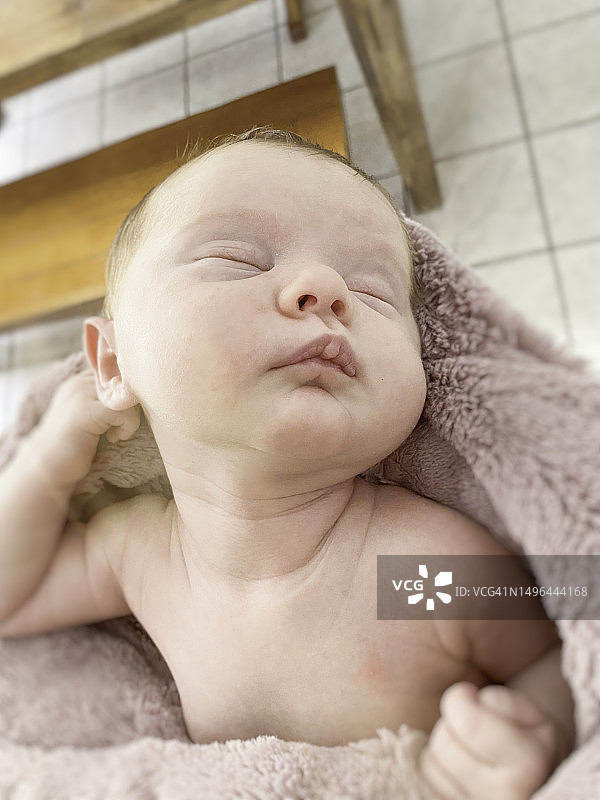 新生儿在看护人怀里小睡图片素材