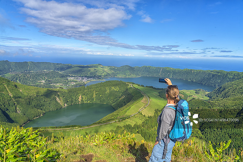 徒步者在亚速尔群岛圣米格尔岛的火山口图片素材