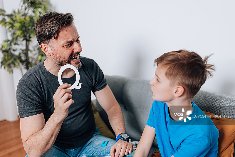 增强男童在客厅的语言能力图片素材