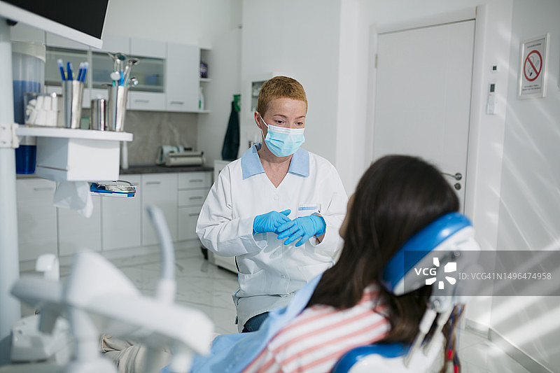 女牙医在诊所检查女病人图片素材