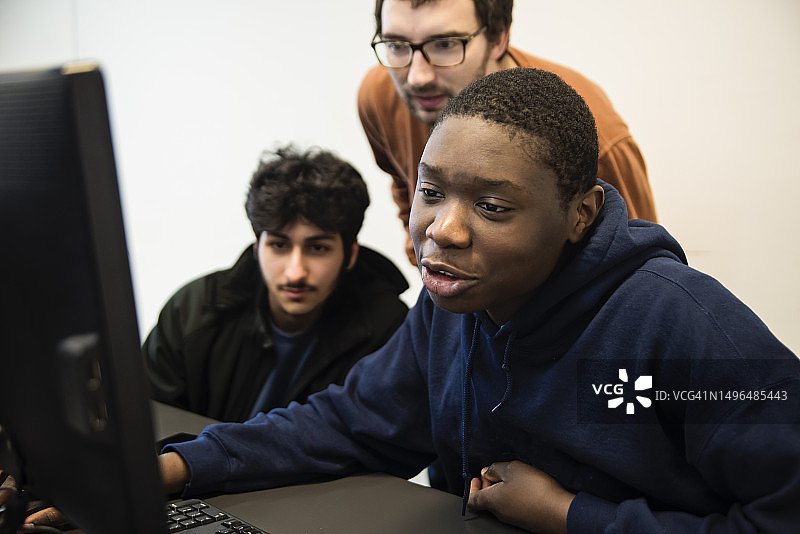 编程课堂上与老师在一起的大学生们图片素材
