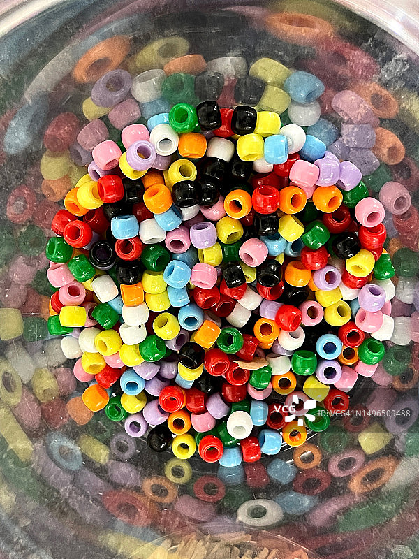装满彩色珠子的玻璃罐图片素材