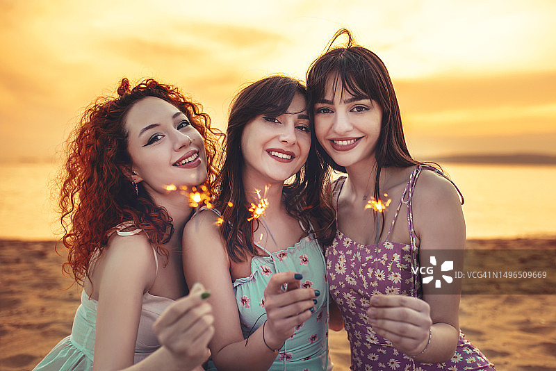 夏夜沙滩三闺蜜玩烟花图片素材
