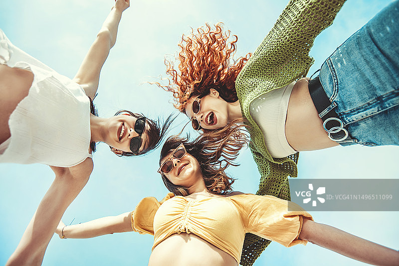 三个女性朋友张开手玩得很开心图片素材