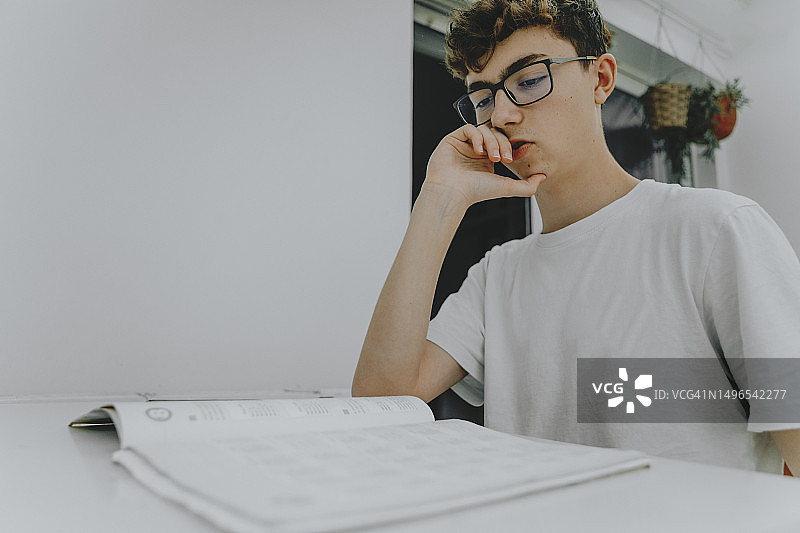 青少年学习和做家庭作业图片素材