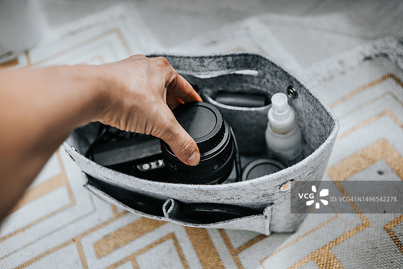 从包里拿相机镜头图片素材