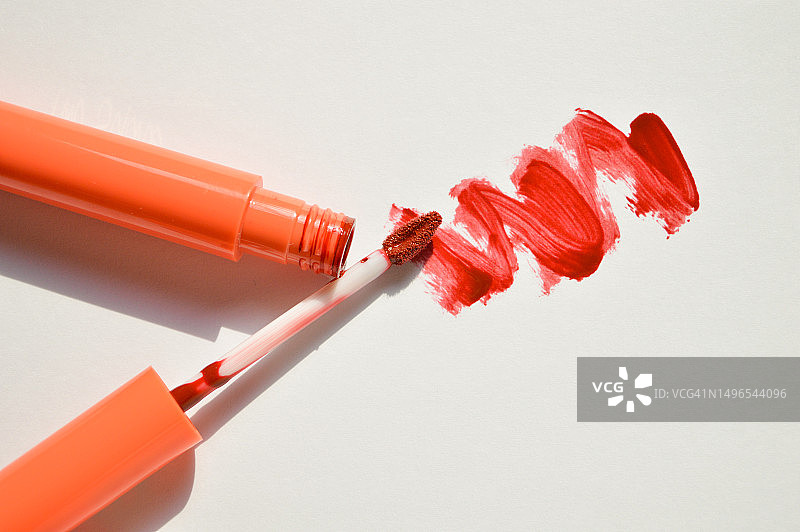 化妆品：红色液体口红图片素材