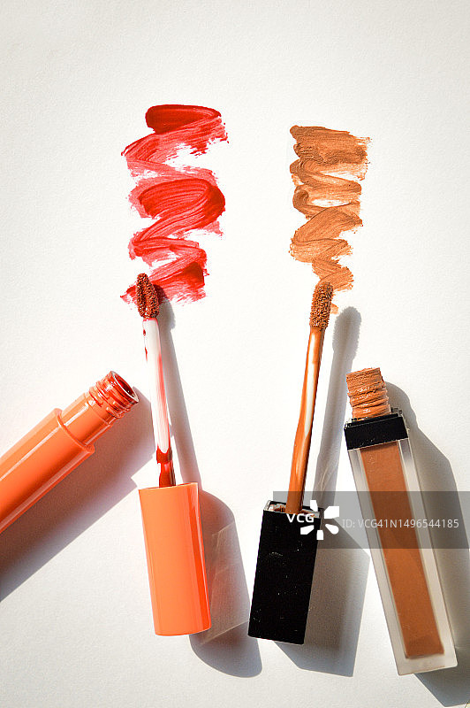 红色和裸棕色口红图片素材