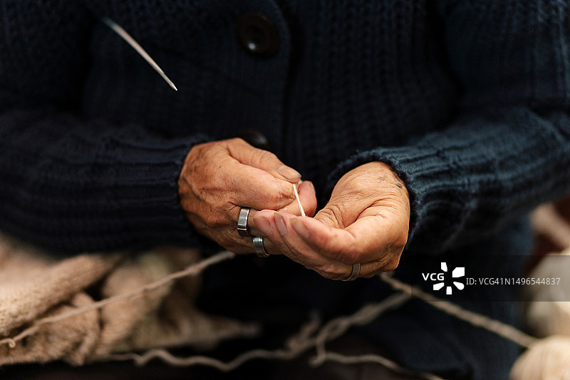 在房间里专心编织的老奶奶图片素材