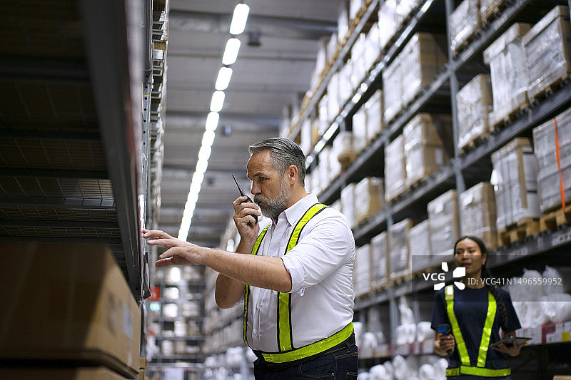 员工在仓库检查商品图片素材