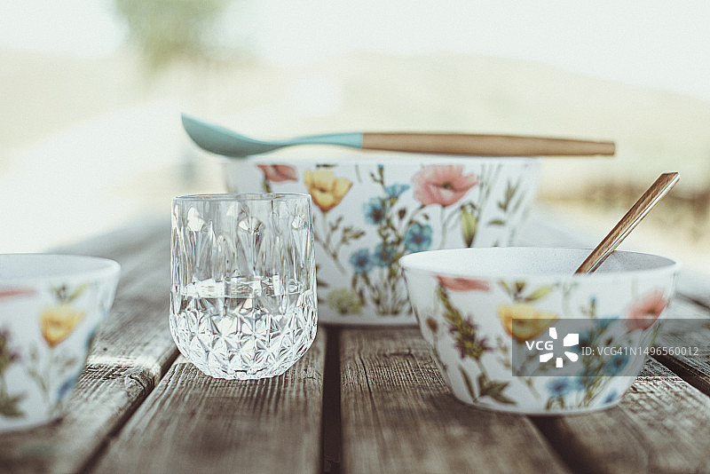 木桌上的塑料野餐餐具特写图片素材