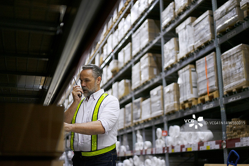 员工在仓库检查商品图片素材